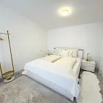 Mono